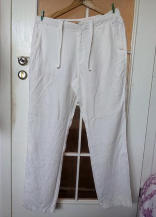 Белые льняные штаны от известного бренда.