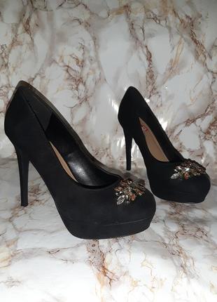 Чорні туфлі під замш з красивими камінцями попереду на високому каблуці