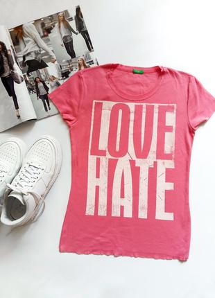 Розовая футболка benetton с принтом love hate.