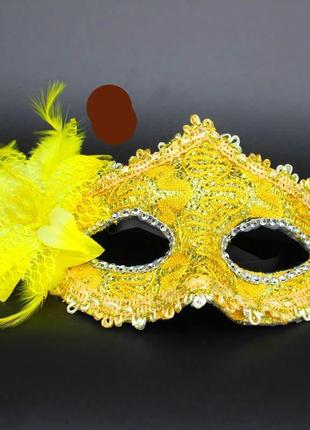 Чудова жовта маска з великою квіткою на твердій основі "сонце"