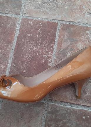 Туфли, лодочки, из лаковой кожи joan&david, маленький каблук, размер 37. 5 обувь из сша5 фото