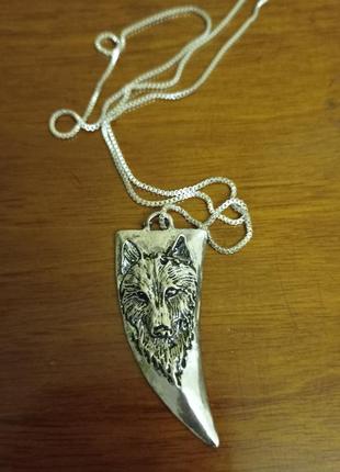 Стильное этническое украшение волк