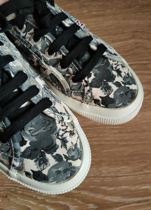 Кеды с цветочным принтом на толстой белой подошве superga 3