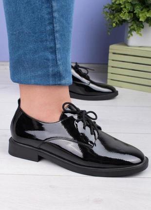 Стильные черные лаковые закрытые туфли на шнурках низкий ход модные