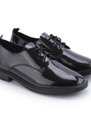 Стильные черные лаковые закрытые туфли на шнурках низкий ход модные3 фото