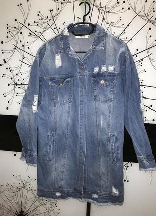 Классная джинсовая куртка удлинённая модель с потёртостями