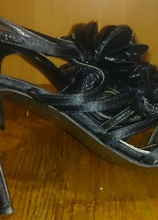 Стильні чорні босоніжки атлас квіти р39 jasper conrad