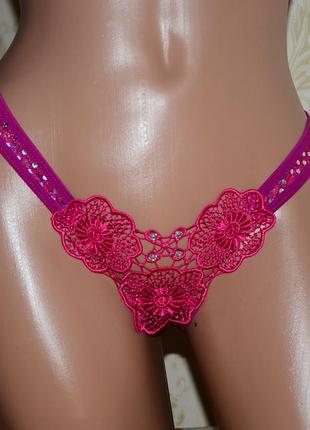 Потрясающие малиновые сиреневые трусики с узорным куржевом и стразами