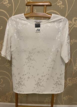 Дуже гарна і стильна брендовий блузка білого кольору в кольорах.