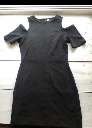 Платье с открытыми плечами