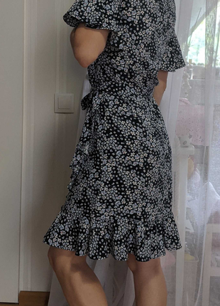 Милое платье в цветочек с оборкой3 фото
