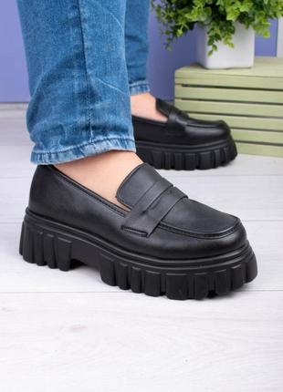 Стильные черные туфли лоферы на платформе толстой тракторной подошве массивные модные