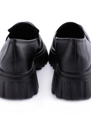 Стильні чорні туфлі лофери на платформі товстої тракторній підошві масивні модні5 фото