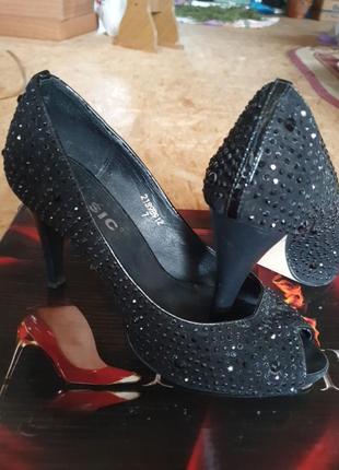 Кожаные туфли с камнями