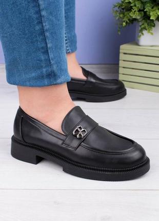 Стильные черные закрытые туфли лоферы модные хит