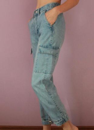 Джинсы с карманами и застёжками на штанинах