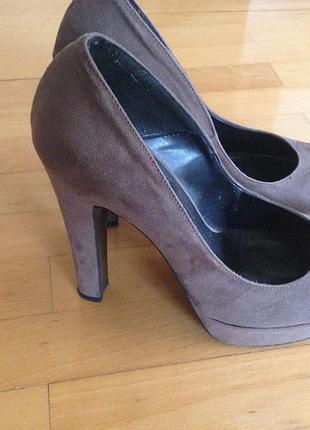 Туфлі замшеві бежевого кольору на ногу 25см.