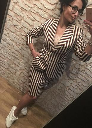 Шикарный брендовый костюм