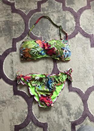 Яркий купальник бандо в цветочный принт