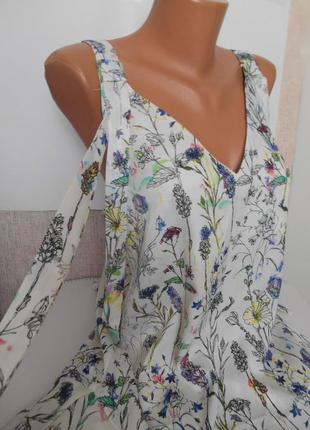Красивое асимметричное платье миди в цветы с оборками10 фото