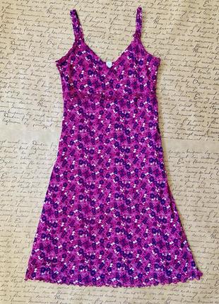Актуальное малиновое фиолетовое короткое платье в цветочек в стиле 2000х 00х