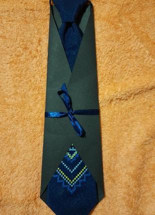Дитячий краватка з вишивкою