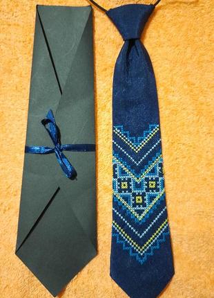 Дитячий краватка з вишивкою5 фото