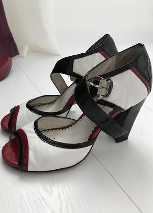 Шкіряні босоніжки