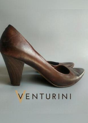 Venturini шкіряні класичні туфлі човники на підборах з гострим носком мисом rundholz owens