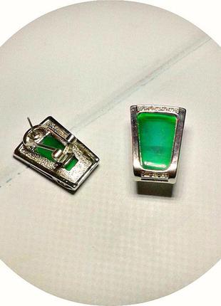 Сережки с зелеными камнями2 фото