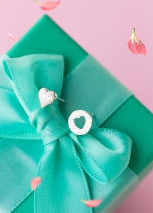 Серьги-гвоздики разные сердца, серебряное сатинированное покрытие 925 пробы