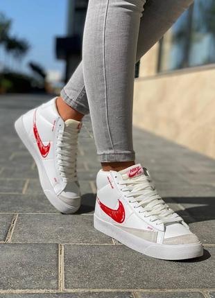 Nike blazer mid 77 жіночі високі білі червоні кросівки найк високі жіночі білі червоні кросівки тренд8 фото
