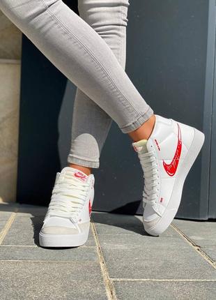 Nike blazer mid 77 жіночі високі білі червоні кросівки найк високі жіночі білі червоні кросівки тренд3 фото