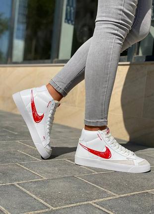 Nike blazer mid 77 жіночі високі білі червоні кросівки найк високі жіночі білі червоні кросівки тренд10 фото