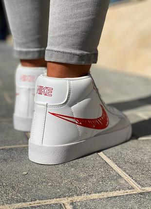 Nike blazer mid 77 жіночі високі білі червоні кросівки найк високі жіночі білі червоні кросівки тренд6 фото