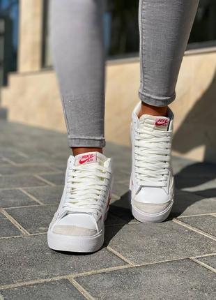 Nike blazer mid 77 жіночі високі білі червоні кросівки найк високі жіночі білі червоні кросівки тренд5 фото