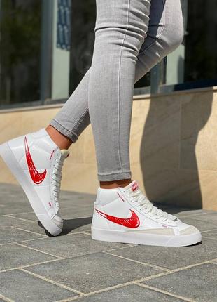 Nike blazer mid 77 жіночі високі білі червоні кросівки найк високі жіночі білі червоні кросівки тренд7 фото