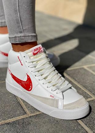Nike blazer mid 77 жіночі високі білі червоні кросівки найк високі жіночі білі червоні кросівки тренд9 фото