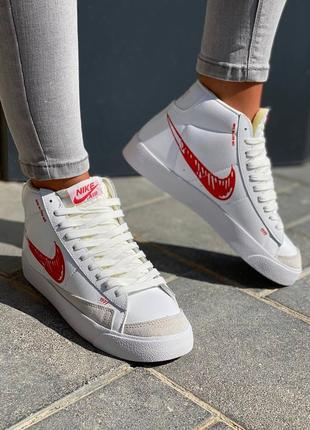 Nike blazer mid 77 жіночі високі білі червоні кросівки найк високі жіночі білі червоні кросівки тренд4 фото