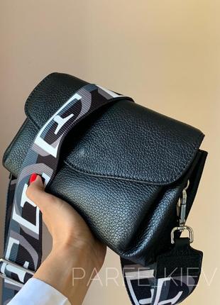 Чёрная сумочка кожаная женская мягкая на широком ремне италия1 фото