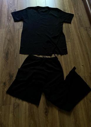 Чорний костюм з футболкою оверсайз і розрізами збоку і штани кюлоти базовий трендовий костюм3 фото