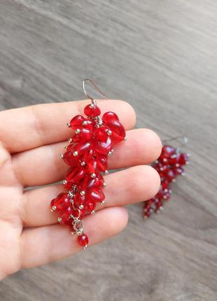 Длинные серьги гроздочки ягодки из красных сердечек4 фото