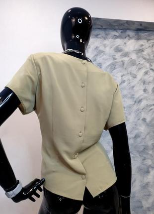 Класична блуза з коротким рукавом, мереживом ,декоративними гудзиками на спинці ,оливкового кольору8 фото