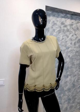 Класична блуза з коротким рукавом, мереживом ,декоративними гудзиками на спинці ,оливкового кольору4 фото