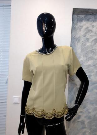 Класична блуза з коротким рукавом, мереживом ,декоративними гудзиками на спинці ,оливкового кольору1 фото