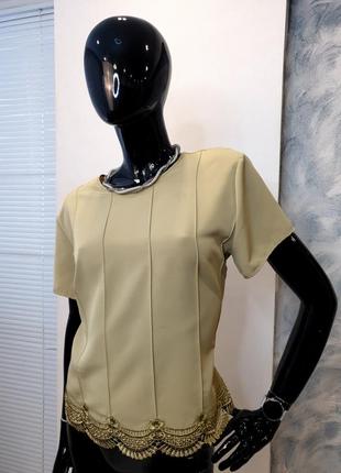 Класична блуза з коротким рукавом, мереживом ,декоративними гудзиками на спинці ,оливкового кольору3 фото