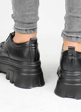 Стильні чорні закриті туфлі на шнурках платформі товстої тракторній підошві масивні модні3 фото