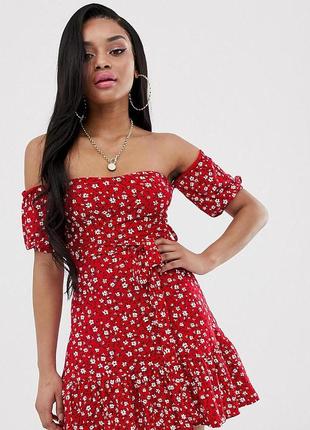 Эксклюзивное красное платье с открытыми плечами и цветочным принтом prettylittlething petitе