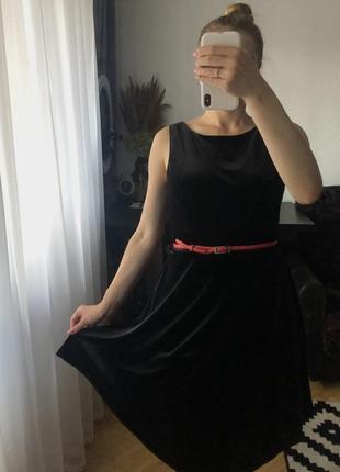 Чёрное бархатное платье с объемным подьюбником