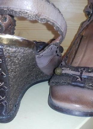 Туфлі з відкритою п'ятою